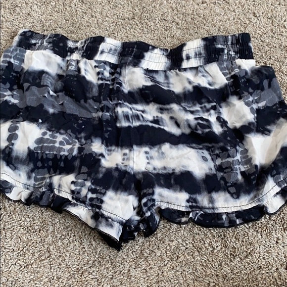 Shorts - Picture 3 of 4